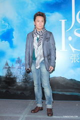 组图：张信哲结束红馆个唱 称健康快乐最重要