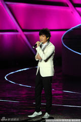 幻灯：世博会音乐盛典群星璀璨  张韶涵舞台失足