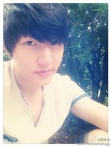 组图：“中国版李敏镐”火爆微博 原为报社记者