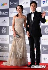 组图：李帝勋和方恩珍亮相釜山电影节闭幕红毯