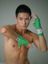 组图：郑晓东新功夫写真 性感身材显男儿本色