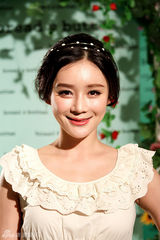 组图：袁姗姗人气爆棚上海走秀引围观