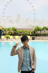 高清图：胡夏“萌”游新加坡 造型经典笑容灿烂