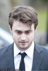 组图：格里菲斯葬礼举行 丹尼尔低调悼念