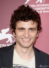 组图：《巴勒莫狂花》发布 洛尔瓦彻条纹装现身