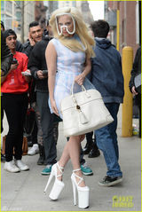 组图：Lady Gaga怪异新造型 面具护目似电焊工