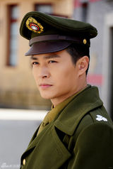 组图：郑国霖《孤胆英雄》玩分裂 上演制服诱惑