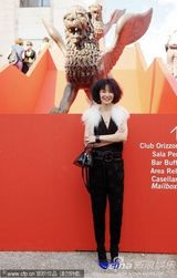 高清组图：张曼玉抵达威尼斯 和一黑人男伴现身