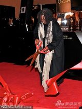 组图：奥斯卡小金人亮相 女星乌比-戈德堡剪彩