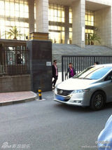 组图：李某某案宣毕梦鸽离开 同案律师比V手势