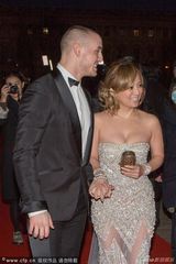 组图：滨崎步巴黎行小男友护驾 十指紧扣展笑颜