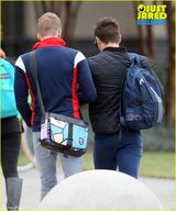 组图：英出柜跳水金童戴利与男友恩爱互吃口水