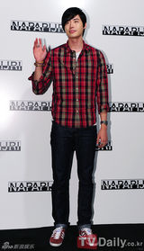 组图：高雅拉李钟赫等众韩星亮相品牌服装上市活动