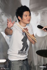 组图：曹格欲捐演唱会收入 不怕与萧敬腾比较