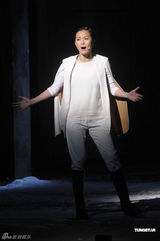 组图：《贾宝玉》首轮结束 何韵诗谢幕亲吻女演员