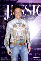 幻灯图：许志安出席时尚活动 谢婷婷短裙秀性感