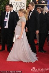 组图：《绯闻女孩》配音女星顶孕肚华服亮相