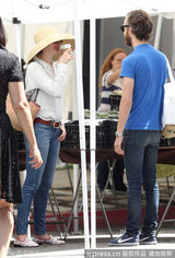 组图：海瑟薇与老公逛市场 宽沿草帽幸福表情