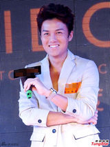 组图：吴克群亮相品牌活动 白色西装帅气抢镜