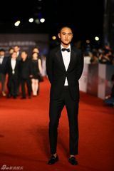 组图：金马红毯群星闪耀 舒淇深V亮胸性感爆棚