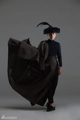 组图：吉杰最炫彝族风写真 民族发饰抢眼