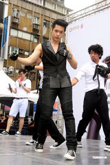 组图：周汤豪露胸答谢歌迷 廖晓乔贴心按摩