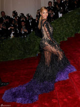 高清组图：碧昂斯黑色透视鱼尾裙亮相时装庆典