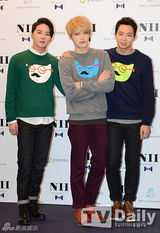 组图：韩团JYJ出席粉丝会 穿可爱卫衣卖萌