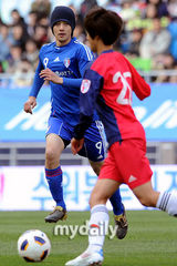 组图：金俊秀金贤重等参加友谊球赛 绿茵场上飙帅