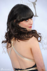 高清组图：佐伊-丹斯切尔性感格纹礼服低胸露背