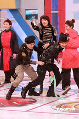 幻灯图集：郑裕玲化身骑士主持 杨思琦桃红外套抢眼