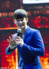 高清图：金秀贤上海萌翻粉丝 调皮索偶像签名