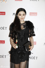 组图：范冰冰风骚黑裙抛胸晒玉腿 与甄子丹贴面