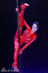 组图：蔡依林练成高难度钢管舞 网友唤冲击奥运