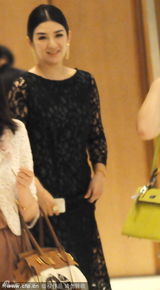 组图：黄奕上海开工 爱女相送依依不舍