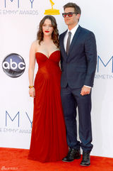 组图：艾美奖红毯 凯特-戴琳斯携男友抚发风骚