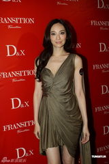 组图：吴佩慈透露做伴娘穿着保守 不抢新娘大S风采