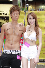 组图：陈伟成与Mia拍广告称与周秀娜感情没问题