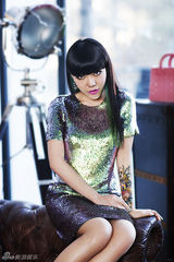 组图：吴莫愁炫彩大片登杂志 手臂纹身抢镜