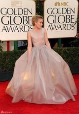 高清组图：派珀-佩拉博亮相红毯大笑晒银色美鞋