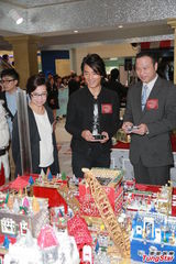 组图：郑伊健获赠水晶机器人 童心未泯最爱游戏