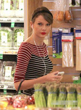 组图：泰勒变主妇超市买菜 热裤紧身T曲线凹凸