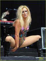 组图：钱婆kesha豪放开唱大劈叉狂开腿