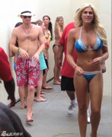 组图：哈里王子拉斯维加斯疯狂全裸