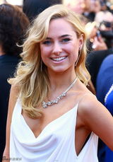 组图：戛纳电影节闭幕式红毯 章子怡走光