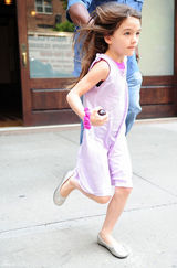 组图：克鲁斯返家陪爱女苏瑞可爱抢镜