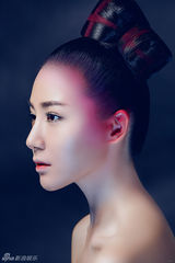 组图：刘梓妍炫目妆容透露赤色秘密