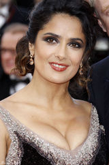 组图：海耶克戛纳携夫走秀 深V黑裙大秀傲人双峰