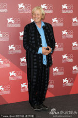 组图：《硬纸盒小镇》记者会 女主角光头造型抢眼