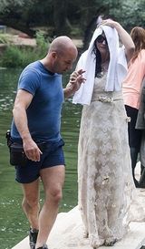 组图：贝鲁奇离婚后首现身 披旧式婚纱湖中拍戏